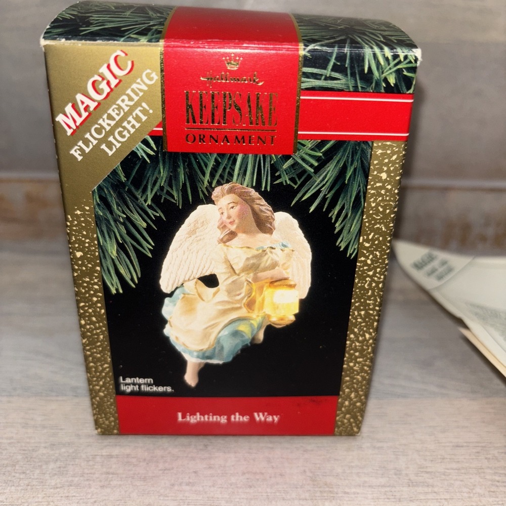 1992 Hallmark Ornament Lighting the Way Magic‎ Flickering Light Lantern ANGEL